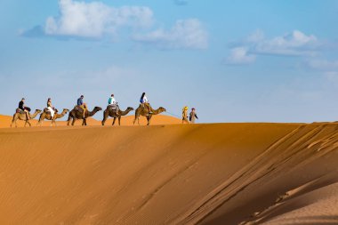 Berber adam önde gelen deve kervan, Merzouga, Sahra Çölü, Fas