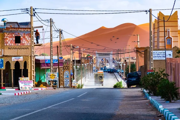 MERZOUGA, MOROCCO - 02 AUGUST 2018: The berber town of Merzouga village with its typical Berber architectural elements in Merzouga, Morocco — Stock Photo, Image