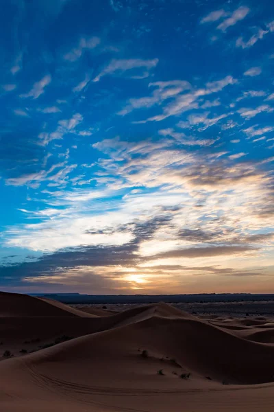 Beau coucher de soleil coloré dans les dunes d'Erg Chebbi, désert du Sahara, Merzouga, Maroc — Photo