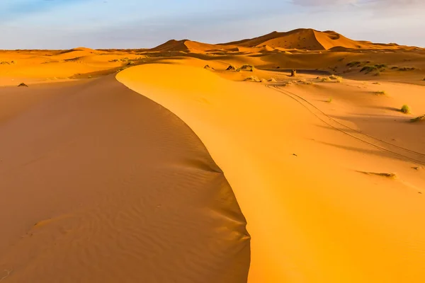 Erg Chebbi、サハラ砂漠、モロッコのメルズーガの砂丘の美しい風景を見る — ストック写真