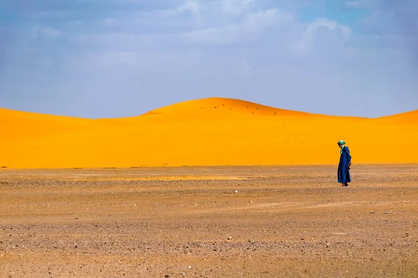 Homme Berbère Solitaire Marchant Dans Désert Merzouga Désert Sahara Maroc — Photo