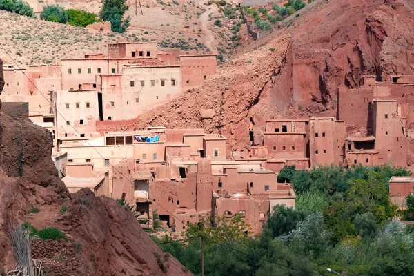 Marruecos, Kasbah en el valle de Dades también conocido como Valle de las Rosas. Río Dades — Foto de Stock