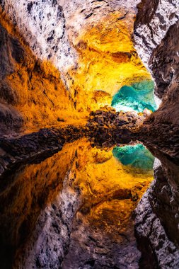 Su optik illüzyon yansıma Cueva de los Verdes, şaşırtıcı bir lav tüp ve turistik adada Lanzarote, İspanya