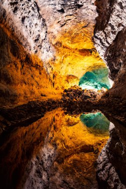 Su optik illüzyon yansıma Cueva de los Verdes, şaşırtıcı bir lav tüp ve turistik adada Lanzarote, İspanya.