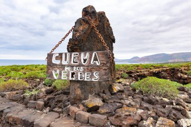 Giriş işareti önünde Cueva de los Verdes, şaşırtıcı bir lav tüp ve turistik adada Lanzarote, İspanya