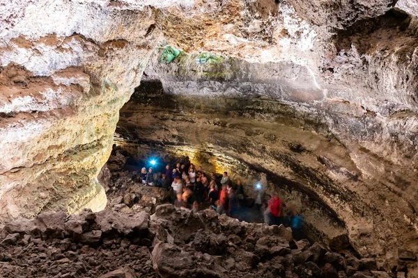 巨大的空间在 cueva de los verdes, 一个惊人的熔岩管和西班牙兰萨罗特岛的旅游景点 — 图库照片