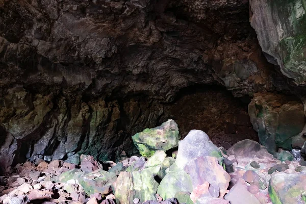 Przedniej stronie Cueva de los Verdes, niesamowite rury lawy i atrakcją turystyczną na wyspie Lanzarote, Hiszpania — Zdjęcie stockowe