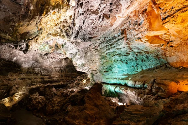 Красочное пространство в Cueva de los Verdes, удивительная лавовая трубка и туристическая достопримечательность на острове Лансароте, Испания — стоковое фото