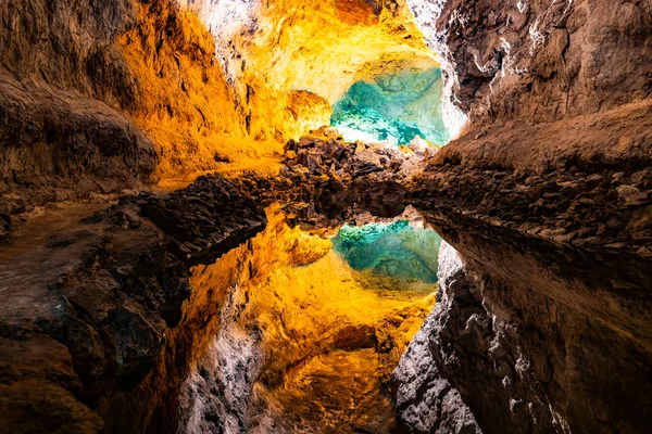 Riflessione sull'illusione ottica dell'acqua a Cueva de los Verdes, un meraviglioso tubo di lava e attrazione turistica sull'isola di Lanzarote, Spagna — Foto Stock