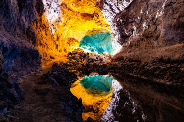 水光学错觉反射 Cueva Los Verdes 一个惊人的熔岩管和西班牙兰萨罗特岛的旅游景点 — 图库照片