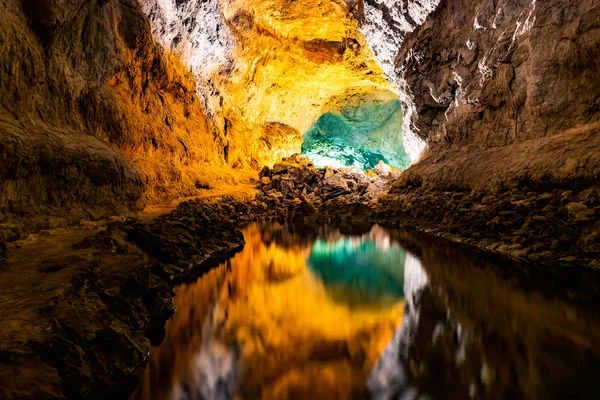 Riflessione sull'illusione ottica dell'acqua a Cueva de los Verdes, un meraviglioso tubo di lava e attrazione turistica sull'isola di Lanzarote, Spagna — Foto Stock