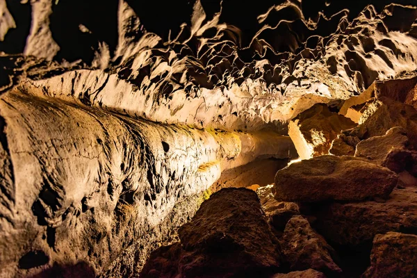 Интересные лавовые структуры Cueva de los Verdes, удивительная лавовая трубка и туристическая достопримечательность на острове Лансароте, Испания — стоковое фото