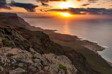 Lanzarote, Kanarya Adaları, İspanya El Mirador del Rio günbatımında Atlantik Okyanusu ve La Graciosa Adası'nda göster