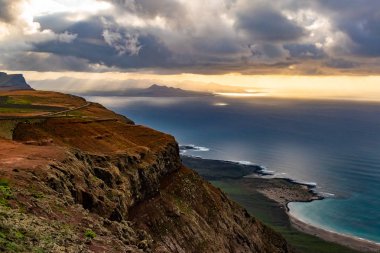 Lanzarote, Kanarya Adaları, İspanya El Mirador del Rio günbatımında Atlantik Okyanusu ve La Graciosa Adası'nda göster