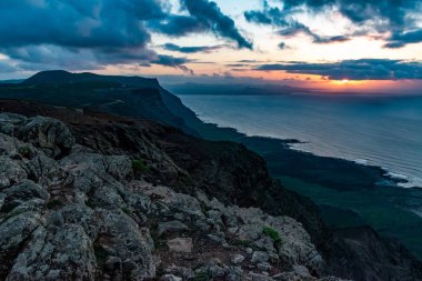 Lanzarote, Kanarya Adaları, İspanya El Mirador del Rio günbatımında Atlantik Okyanusu ve La Graciosa Adası'nda göster