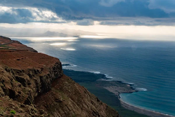 Lanzarote, Kanarya Adaları, İspanya El Mirador del Rio günbatımında Atlantik Okyanusu ve La Graciosa Adası'nda göster