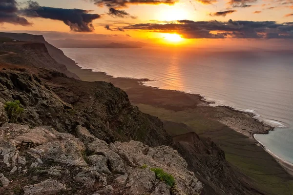 Nézd az Atlanti-óceánra és a La Graciosa island napnyugtakor El Mirador del Rio, Lanzarote, Canary Islands, Spanyolország — Stock Fotó