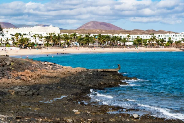 Costa Teguise piaszczystej plaży, Lanzarote, Wyspy Kanaryjskie, Hiszpania — Zdjęcie stockowe