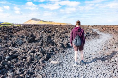 Yürüyen bir adam atmak turistik yol iz için vulcano Caldera Blanca, Lanzarote, Kanarya Adaları, İspanya