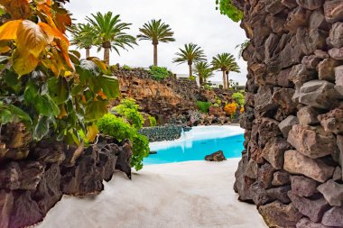 Güzel dış Jameos del Agua havuzu ve renkli ağaçlar, Lanzarote, Kanarya Adaları, İspanya