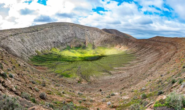 Panorama volcanic landscape of green Caldera Blanca volcano crater in Lanzarote, Canary Islands, Spain — Stock Photo, Image