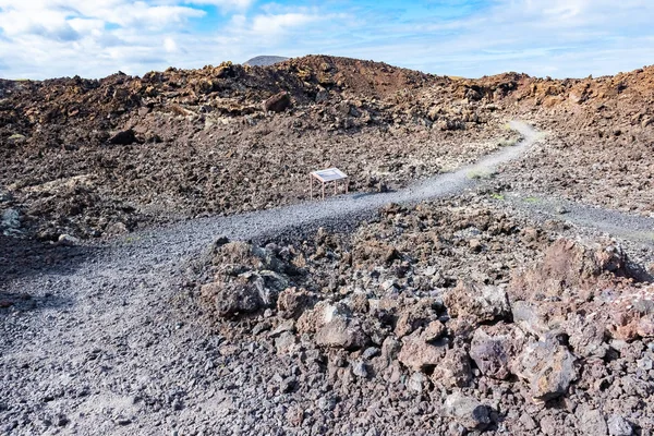Lav alanı ve turistik yol iz vulcano Caldera Blanca, Lanzarote, Kanarya Adaları, İspanya için — Stok fotoğraf