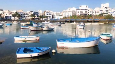 Arrecife teknelerin küçük güneşli bir öğleden sonra Lanzarote, Kanarya Adaları, İspanya, 4 k görüntüleri video bir filo ile lagün Charco de San Gines