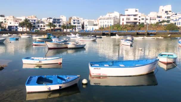 A lagoa de Charco de San Gines em Arrecife com uma flotilha de pequenos barcos em uma tarde ensolarada, Lanzarote, Ilhas Canárias, Espanha, vídeo de filmagem 4k — Vídeo de Stock