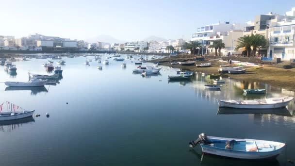 La laguna del Charco de San Gines en Arrecife con una flotilla de pequeñas embarcaciones en una tarde soleada, Lanzarote, Islas Canarias, España, 4k metraje video — Vídeos de Stock