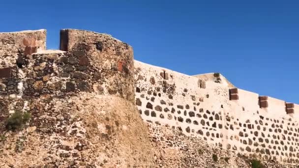 Castillo de Santa Bárbara en la montaña de Guanapay, Teguise, Lanzarote, Islas Canarias, España, 4k metraje video — Vídeo de stock