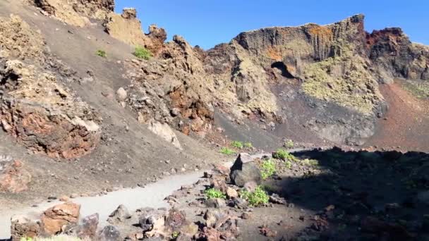 Внутри вулканического кратера Caldera de Los Cuervos, Национальный парк Тиманфайя, Лансароте, Канарские острова, 4k видео — стоковое видео