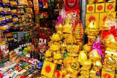 Hanoi, Vietnam - 13 Şubat 2018: Hanoi şehrinin sokak satıcılarının çoğu ürünlerini satmak için bisiklet kullanıyor..