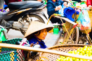 Hanoi, Vietnam - 13 Şubat 2018: Hanoi şehrinin sokak satıcılarının çoğu ürünlerini satmak için bisiklet kullanıyor..