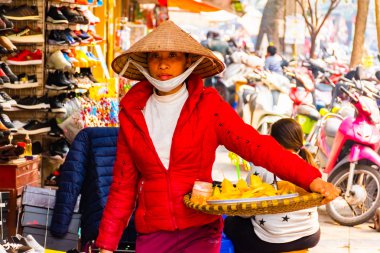 Hanoi, Vietnam - 13 Şubat 2018: Hanoi şehrinin sokak satıcılarının çoğu ürünlerini satmak için bisiklet kullanıyor..