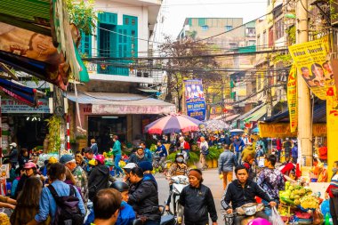 Hanoi, Vietnam - 13 Şubat 2018: Hanoi 'deki Old Quarter' da yoğun motosiklet trafiği. Son yıllarda, motosikletler sık sık trafiğe neden olan ana ulaşım biçimi olarak bisikletleri solladı.