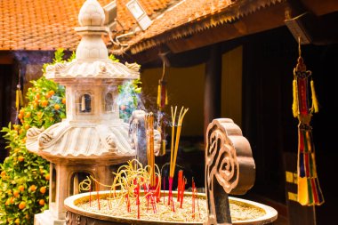 Budist Tapınağı 'nda tütsü çubukları Tran Quoc Pagoda, Vietnam' daki Hanoi sembolü.