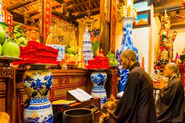 Tek Sütun Pagoda 'da dua eden keşişler, Vietnam' da Hanoi