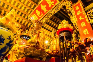 Tek Sütun Pagoda 'nın ana altın tapınağı, Hanoi, Vietnam