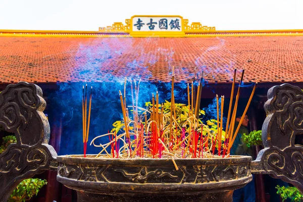 Bâtonnets Encens Dans Temple Bouddhiste Pagode Tran Quoc Symbole Hanoi — Photo