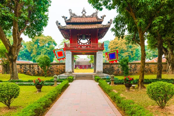 Güzel Unesco Edebiyat Tapınağı 'nın önünde, Hanoi, Vietnam.