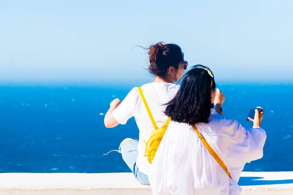 Niñas y faro de Cap Spartel cerca de la ciudad de Tanger y Gibraltar, Marruecos — Foto de Stock