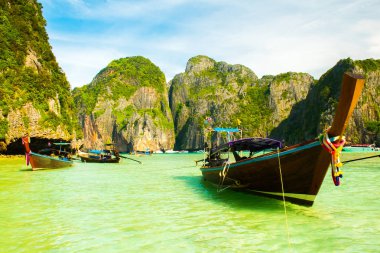 Güzel tropikal Maya Bay Beach uzun kuyruk tekneler, Koh Phi Phi, Tayland ile