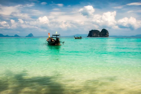 Güzel bir plaj ve kristal deniz, Ko Ngai, Tayland temizleyin