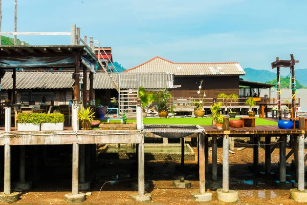 Calle de madera en el casco antiguo, Koh Lanta, Krabi, Tailandia —  Fotos de Stock