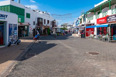 Playa Blanca, İspanya - Aralık 14: Playa Blanca, eski fishermens köyü sahil sahil açılış yeni liman, Lanzarote, Kanarya Adaları, İspanya ile bir ana turistik spot oldu