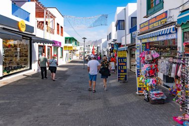 Playa Blanca, İspanya - Aralık 14: Playa Blanca, eski fishermens köyü sahil sahil açılış yeni liman, Lanzarote, Kanarya Adaları, İspanya ile bir ana turistik spot oldu