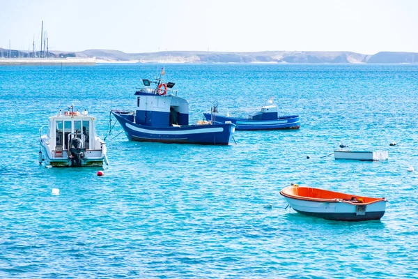Hermoso paisaje con coloridos barcos en un puerto en Playa Blanca, Lanzarote, Islas Canarias, España — Foto de Stock