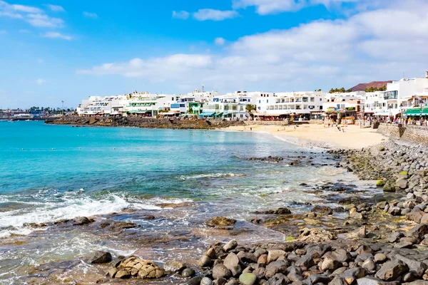 Gyönyörű kilátással az Atlanti-óceánra Lanzarote szigetén, a falu, Playa Blanca, Lanzarote, Canary Islands, Spanyolország — Stock Fotó