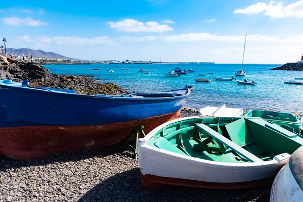 Gyönyörű táj, színes csónakok a kikötőben, Playa Blanca, Lanzarote, Canary Islands, Spanyolország — Stock Fotó
