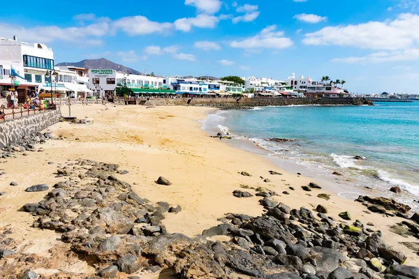 Gyönyörű kilátással az Atlanti-óceánra Lanzarote szigetén, a falu, Playa Blanca, Lanzarote, Canary Islands, Spanyolország — Stock Fotó